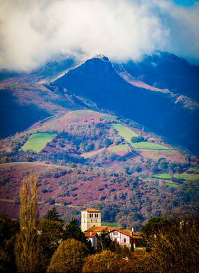 Eglise d'Irissarry dominée par Baigura
